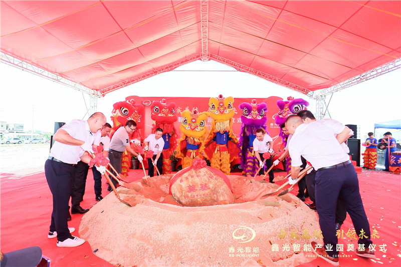 1592441841718376.jpg 領(lǐng)導(dǎo)及嘉賓奠基培土1.jpg