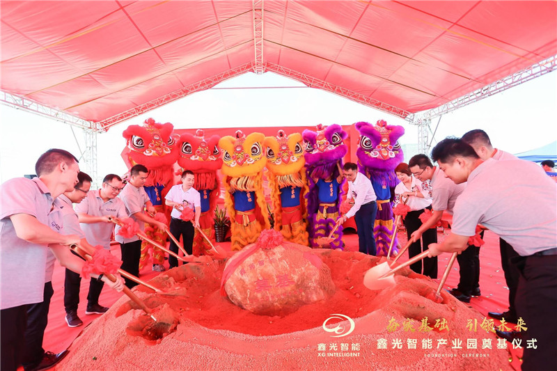 1592441866563598.jpg 領(lǐng)導(dǎo)及嘉賓奠基培土2.jpg